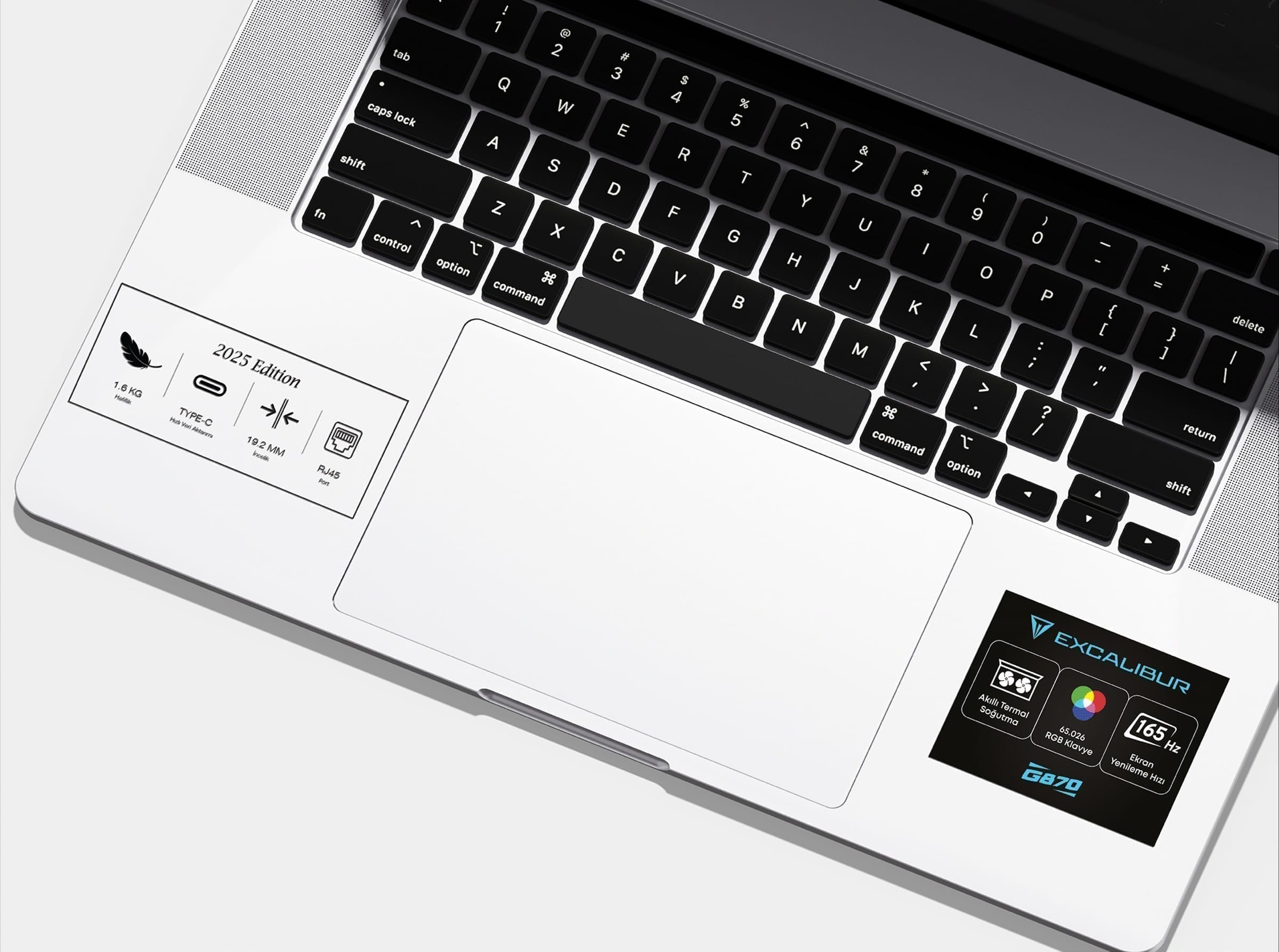 Detailaufnahme des Stickers im Tastaturmaßstab, zeigt Lesbarkeit und Druckfinish.