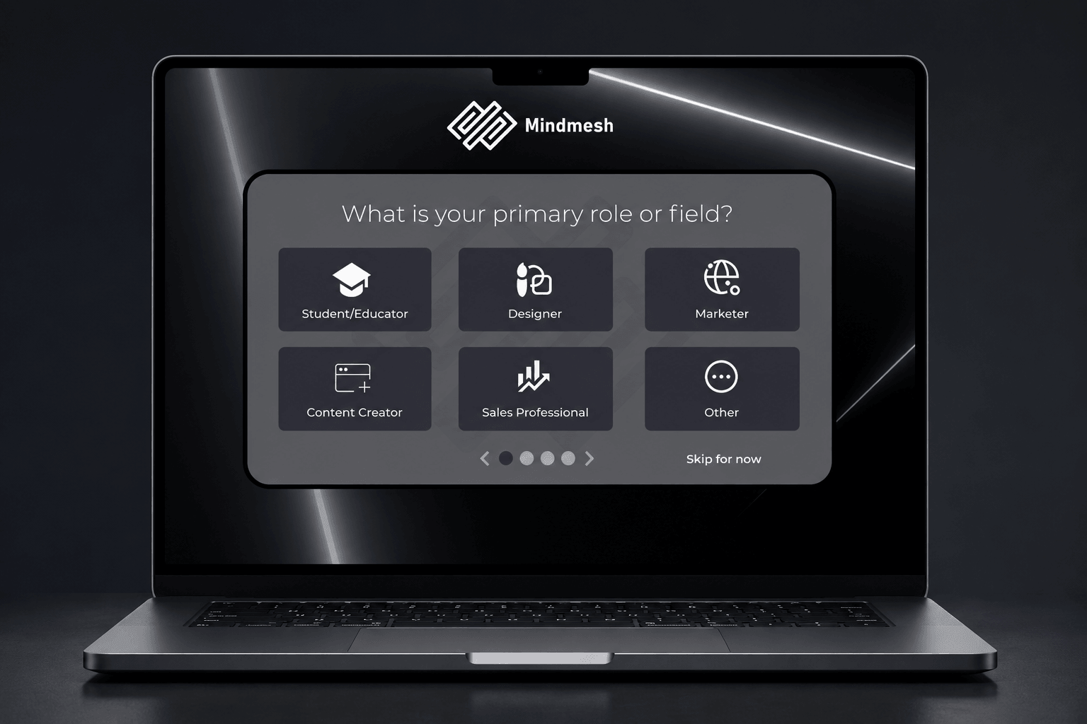 MindMesh Onboarding-Bildschirm auf einem MacBook Pro mit der Frage 'Was ist Ihre primäre Rolle oder Ihr Fachgebiet?' und sechs beschrifteten Kartenoptionen: Studierende/r, Designer/in, Marketer/in, Content Creator, Vertrieb, Sonstiges.