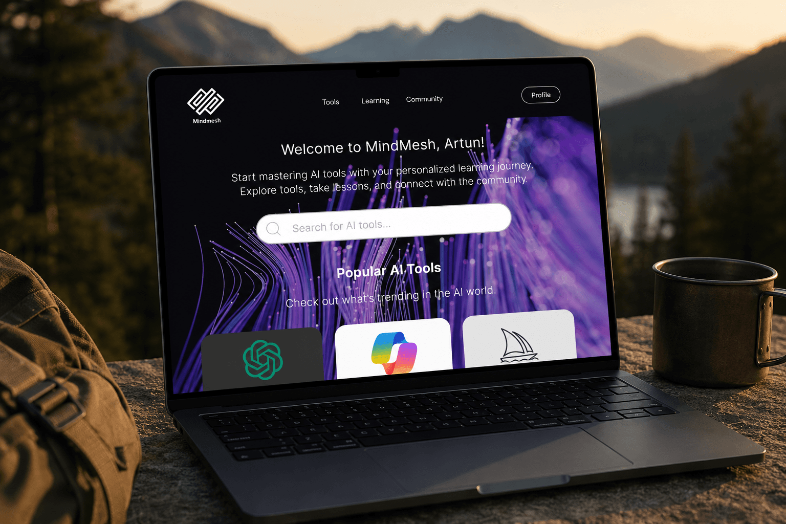 MindMesh Dashboard auf einem MacBook Pro in einer Berglandschaft mit dem Willkommensbildschirm, Beliebte KI-Tools und Ihr Lernpfad-Bereichen.